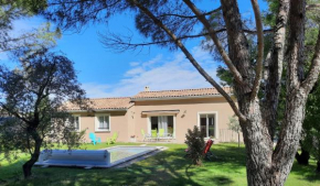 A pretty family house located in a tranquil area with a pretty view of the Luberon range.